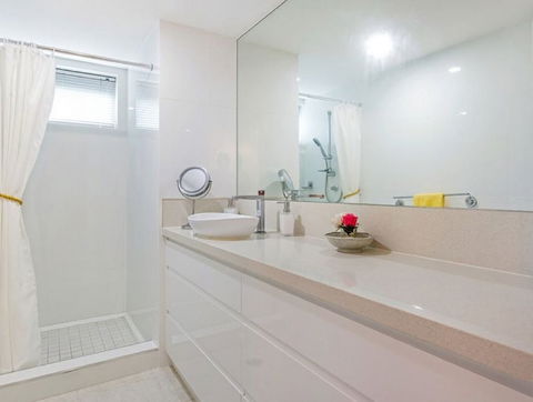 Cairns Ocean View Apartment In Aquarius - Accommodation in Surfers Paradise 5