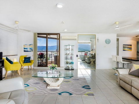 Cairns Ocean View Apartment In Aquarius - Accommodation in Surfers Paradise 6