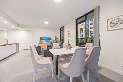 HomeHotel Stylish Apt Next To Train & Westfield - Accommodation in Surfers Paradise 3