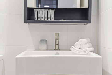 HomeHotel Stylish Apt Next To Train & Westfield - Accommodation in Surfers Paradise 5