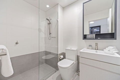 HomeHotel Stylish Apt Next To Train & Westfield - Accommodation in Surfers Paradise 1