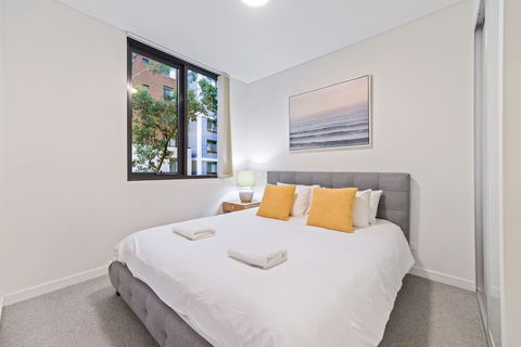 HomeHotel Stylish Apt Next To Train & Westfield - Accommodation in Surfers Paradise 2