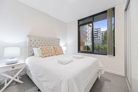HomeHotel Stylish Apt Next To Train & Westfield - Accommodation in Surfers Paradise 0