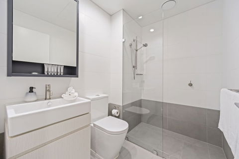 HomeHotel Stylish Apt Next To Train & Westfield - Accommodation in Surfers Paradise 4