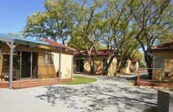 Kickback Cottages - Accommodation in Surfers Paradise 4