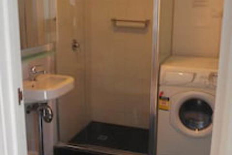 Ozstays Katz Apartments - Accommodation in Surfers Paradise 5