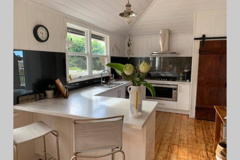 Stunning Queenslander - Accommodation in Surfers Paradise 5