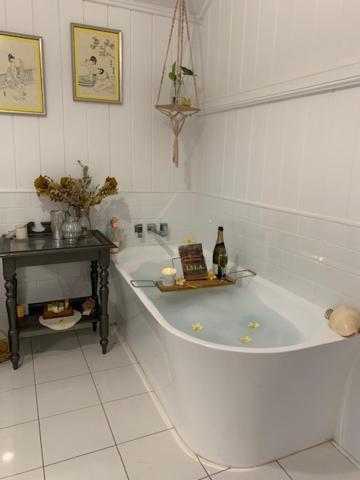 Stunning Queenslander - Accommodation in Surfers Paradise 6