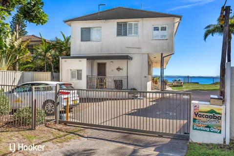 Yacaaba Beautiful Waterfront Location - Accommodation in Surfers Paradise 1