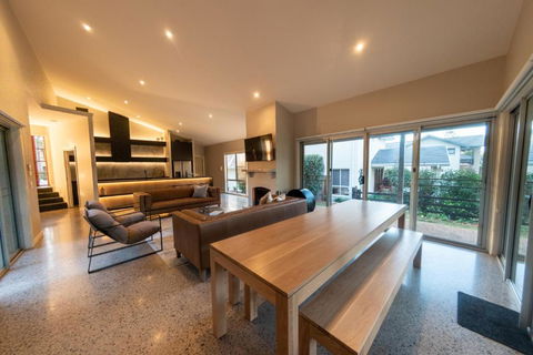 RUST - Accommodation in Surfers Paradise 2