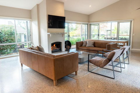RUST - Accommodation in Surfers Paradise 1