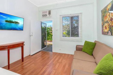 Easy Going Holiday Unit On McKenzie MK5 - Accommodation in Surfers Paradise 0