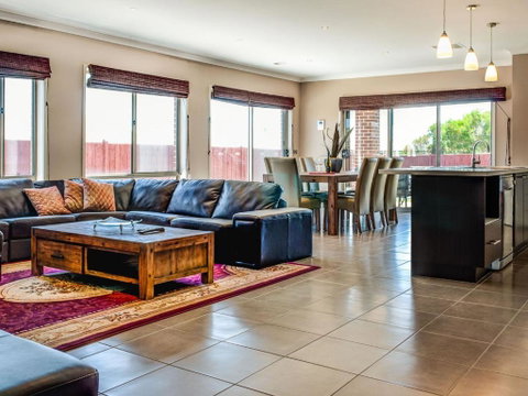 Valencia - Accommodation in Surfers Paradise 1