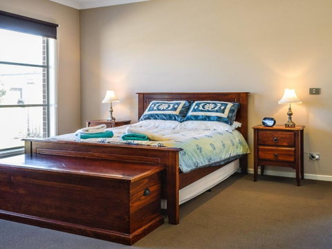 Valencia - Accommodation in Surfers Paradise 2