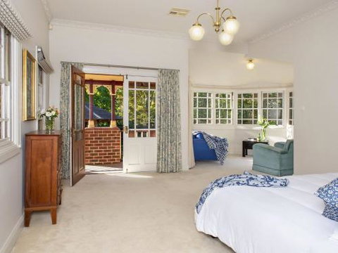 THE ELMS Berry Berry & Surrounds 4pm Check Out Sundays - Accommodation in Surfers Paradise 3