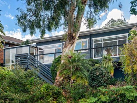 BOMBORA Gerroa 4pm Check Out Sundays - Accommodation in Surfers Paradise 5