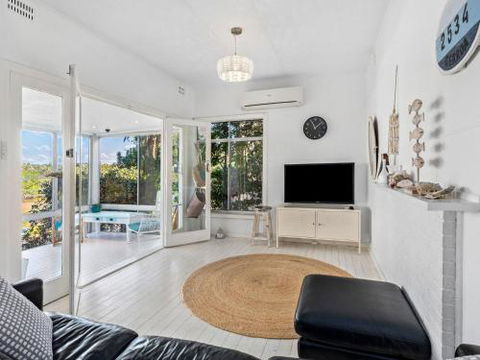 BOMBORA Gerroa 4pm Check Out Sundays - Accommodation in Surfers Paradise 4