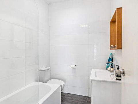 BOMBORA Gerroa 4pm Check Out Sundays - Accommodation in Surfers Paradise 6