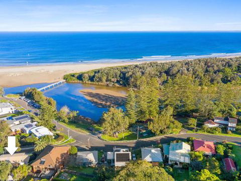 BOMBORA Gerroa 4pm Check Out Sundays - Accommodation in Surfers Paradise 1