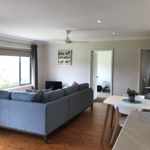 WAVES At MOLLYMOOK - Accommodation in Surfers Paradise 2