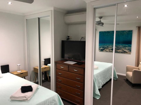 Beach & Bay Holiday House - Accommodation in Surfers Paradise 6