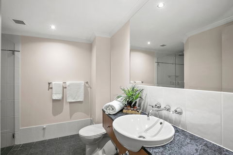 Poolside Alamanda Beachfront Resort 88 - Accommodation in Surfers Paradise 3