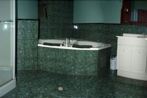 Pemberton Old Picture Theatre Holiday Apartments - Accommodation in Surfers Paradise 2