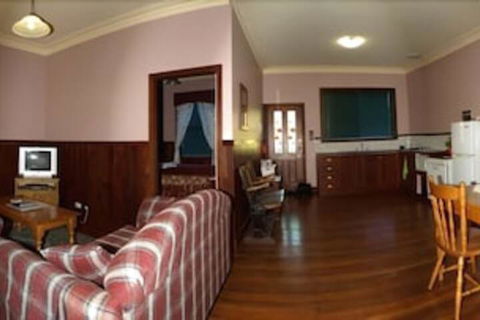 Pemberton Old Picture Theatre Holiday Apartments - Accommodation in Surfers Paradise 5