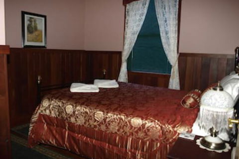 Pemberton Old Picture Theatre Holiday Apartments - Accommodation in Surfers Paradise 4