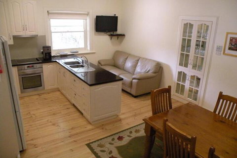 MacDonnell House Naracoorte - Accommodation in Surfers Paradise 7