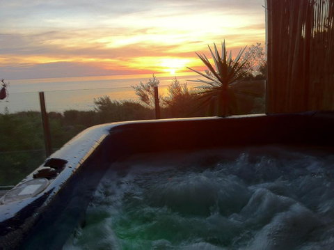 Award Winning Beach Front Retreat - Accommodation in Surfers Paradise 1