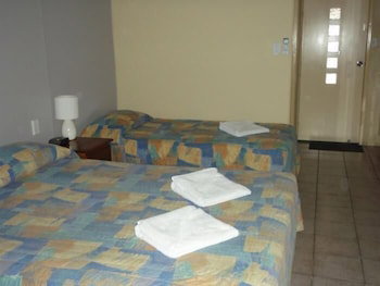 Gladstone Village Motel - Accommodation in Surfers Paradise 2