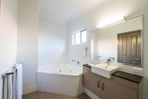 Athena Motel Apartments - Accommodation in Surfers Paradise 4