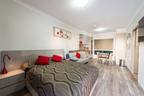 Athena Motel Apartments - Accommodation in Surfers Paradise 3