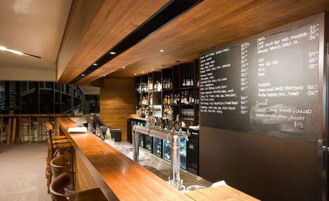 Peppermint Bay - Bar, Dining And Terrace - Accommodation in Surfers Paradise 5