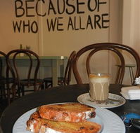 Little Lucky Cafe - Accommodation in Surfers Paradise