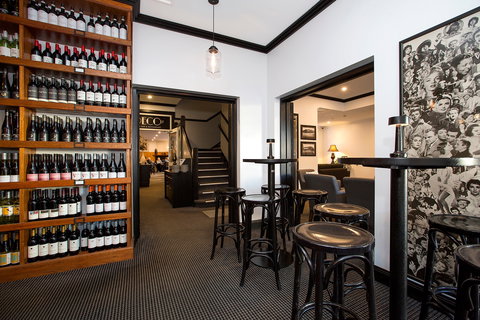 Deco Wine Bar And Restaurant - Accommodation in Surfers Paradise 1