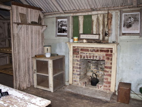 Hartzview Vineyard Heritage Pickers Hut Village - Accommodation in Surfers Paradise 1