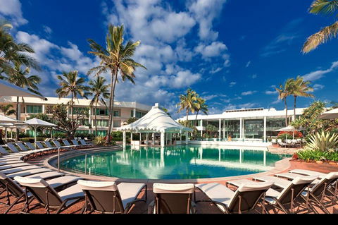 Oasis Pool Bar - Accommodation in Surfers Paradise 0