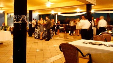 La Beach Restaurant - Accommodation in Surfers Paradise 2