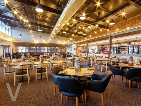 V Hotel - Accommodation in Surfers Paradise 1