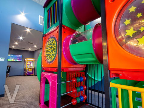 V Hotel - Accommodation in Surfers Paradise 2