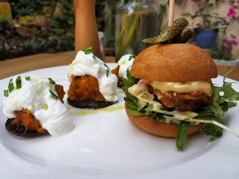 Saint Laura Cafe - Accommodation in Surfers Paradise 0