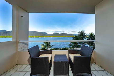 Hilton Cairns - Accommodation in Surfers Paradise 3