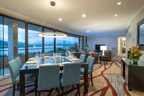 Hilton Cairns - Accommodation in Surfers Paradise 5