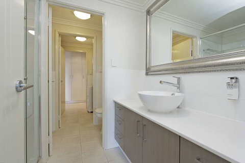 Zappeion Apartments - Accommodation in Surfers Paradise 2