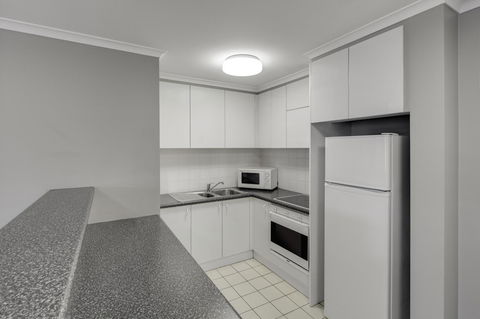 Adina Serviced Apartments Canberra James Court - Accommodation in Surfers Paradise 1