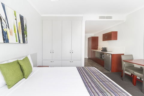 Abode Narrabundah - Accommodation in Surfers Paradise 14