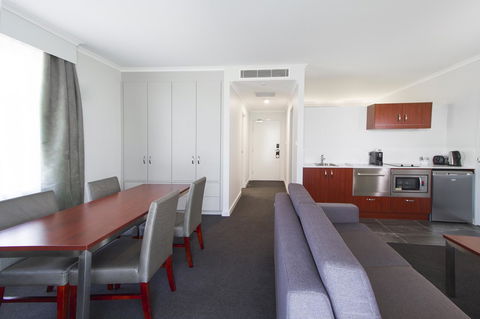 Abode Narrabundah - Accommodation in Surfers Paradise 7