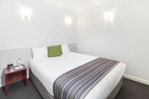 Abode Narrabundah - Accommodation in Surfers Paradise 5